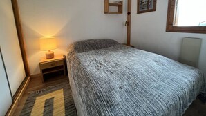 Unclassified image, 3 of 14, button - Cozy Apartment in Méribel - 2 Bedrooms, Balcony and Ski-in/Ski-out Access, WIFI (Méribel)