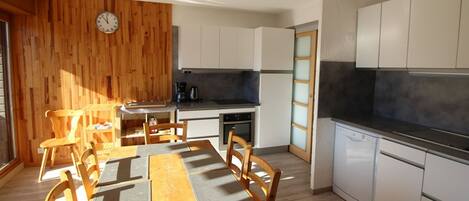 Réfrigérateur, micro-ondes, four, lave-vaisselle