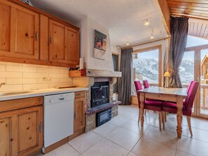 Fridge, microwave, dishwasher, coffee/tea maker - 4-room cabin apartment for 6 in Méribel, near slopes (Méribel)