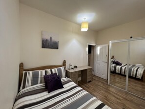 Apartment | 4 bedrooms, iron/ironing board, free WiFi, bed sheets - Lovely Twin 2-flats Condo In Aberdeen-no Party (Aberdeen)