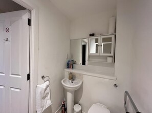 Căn hộ | Phòng tắm | Buồng tắm vòi sen, đồ dùng nhà tắm miễn phí, máy sấy tóc, khăn tắm 
