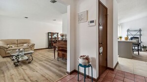 Un salon comprenant un canapé, une table basse et un coin repas avec une table et des chaises.