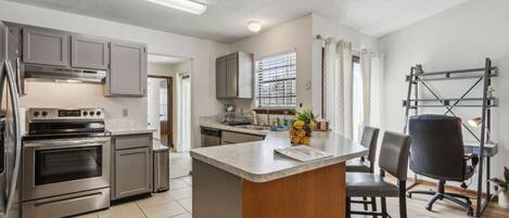 冰箱、微波炉、烤箱、炉灶