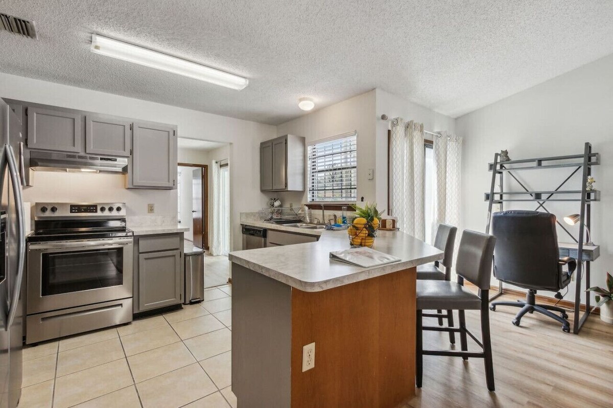 Pet-Friendly 3BR Near JAX Airport Downtown UF Health Mid-Term Ready