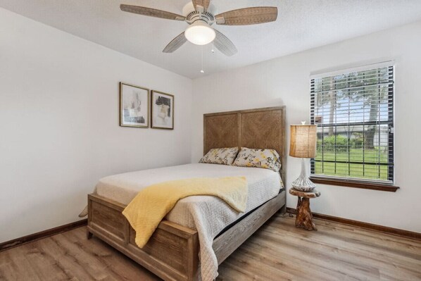 3 bedrooms, desk, WiFi, bed sheets