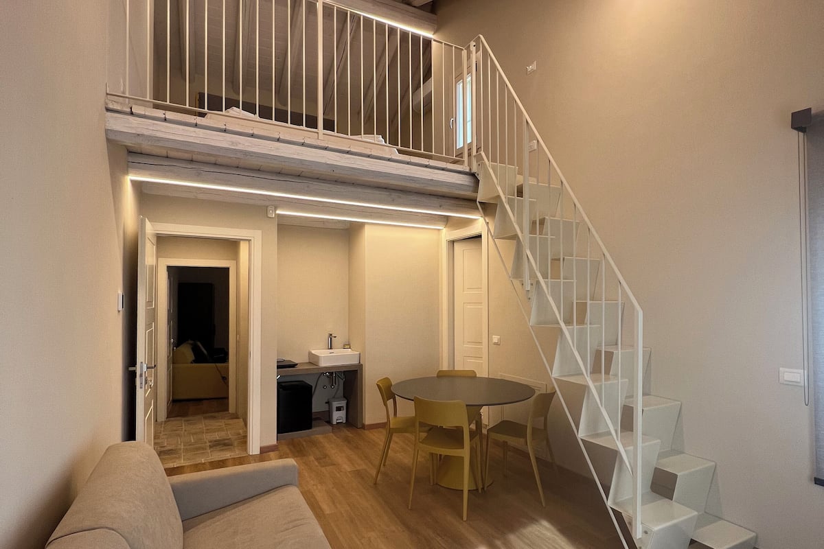 Appartement, 1 lit double et 1 canapé-lit, piscine privée, vue colline | Coin séjour