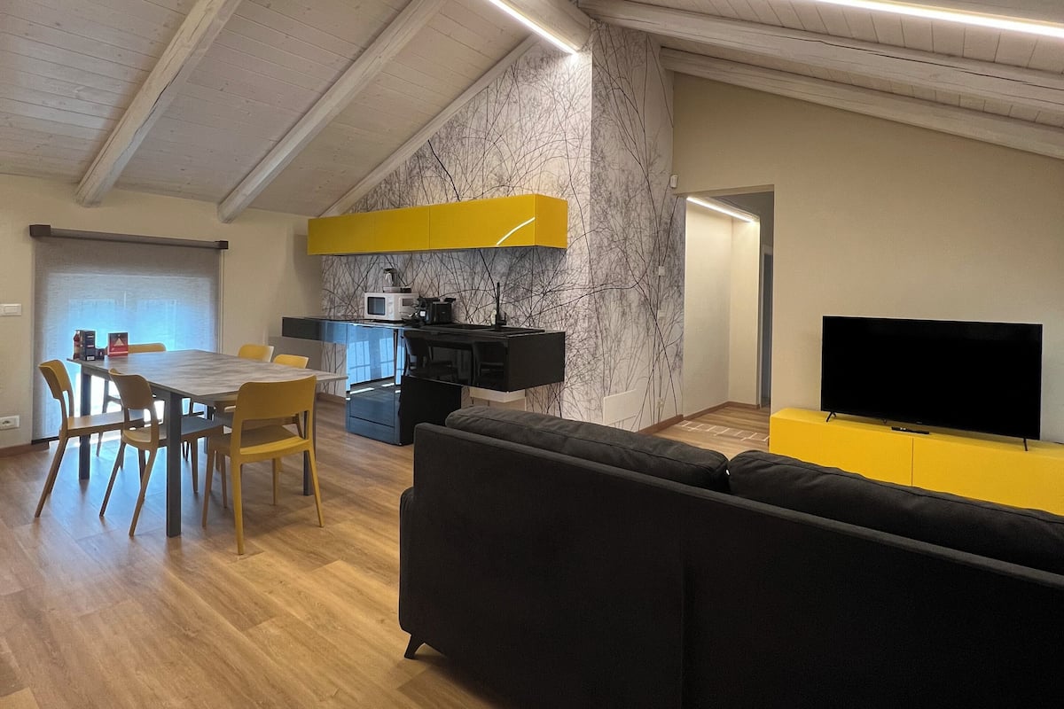 Un loft moderne comprenant un coin repas, une cuisine et un espace de vie.