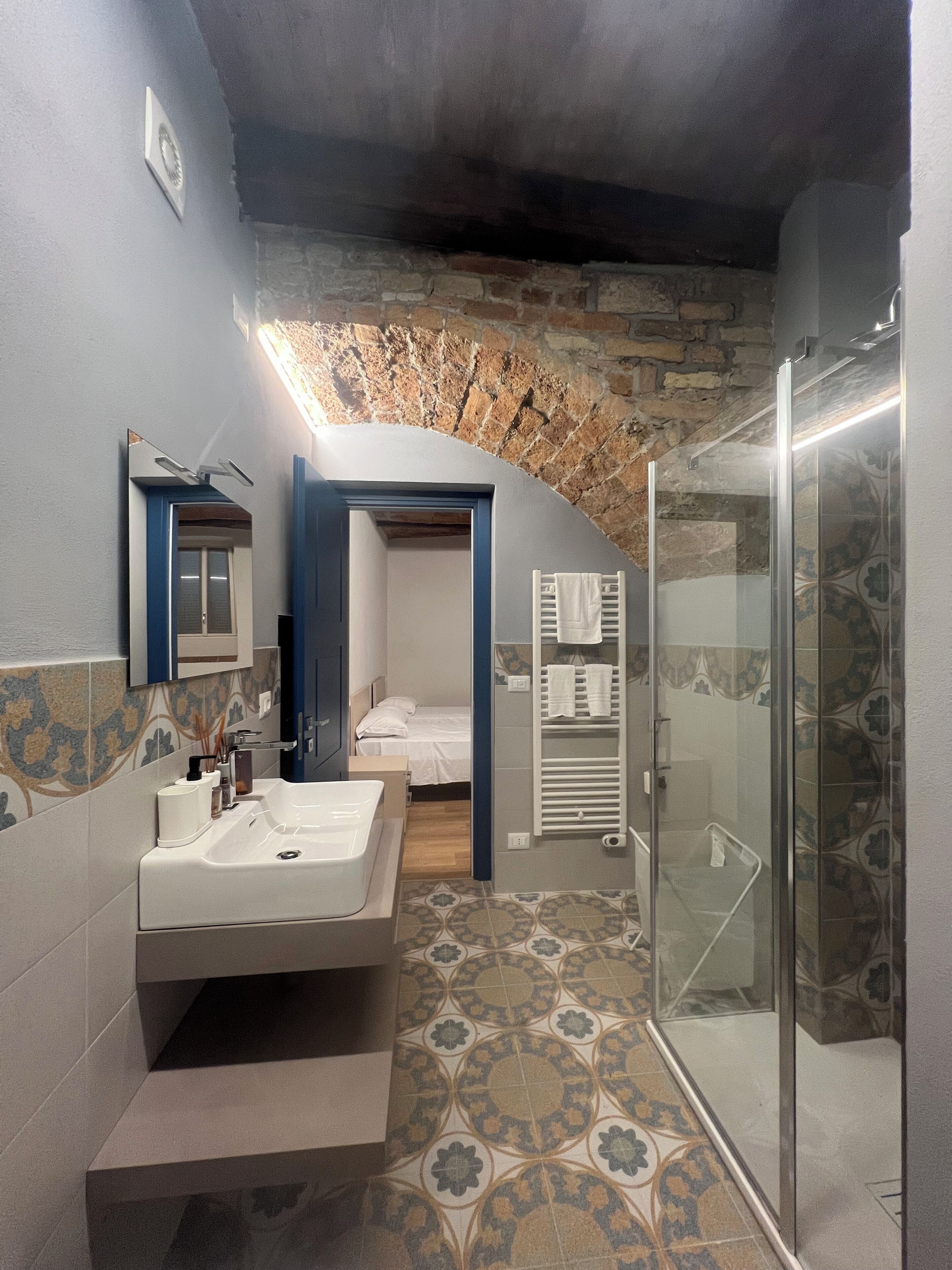 Appartamento Comfort, angolo cottura, vista collina | Bagno | Doccia, asciugacapelli, asciugamani, sapone
