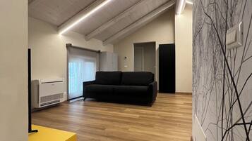 Căn hộ tiện nghi đơn giản, 1 giường đôi và sofa giường, bếp nhỏ, quang cảnh đồi núi | Khu phòng khách