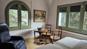 5 chambres, bureau, fer et planche à repasser, lit de bébé portatif