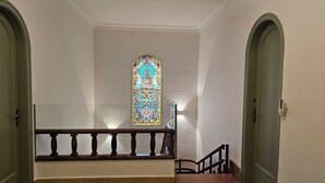 Una escalera con un vitral.