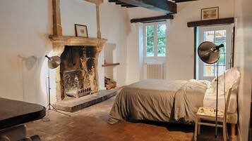 4 slaapkamers, een bureau, een strijkplank/strijkijzer, reisbedje