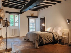 4 chambres, bureau, fer et planche à repasser, lit de bébé portatif