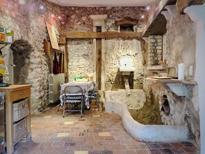 Réfrigérateur, un four, surface de cuisson, lave-vaisselle