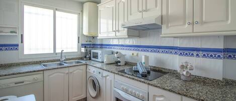 Réfrigérateur, micro-ondes, four, lave-vaisselle