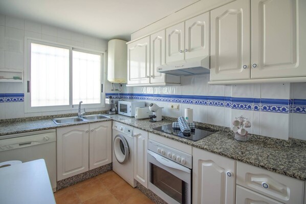 Fridge, microwave, oven, dishwasher - Penthouse Kalymnos (Platja de L'arenal)