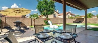 Pool, fireplace, 5 mi from West Gate.