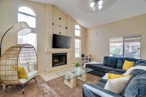 Televisie, een open haard en een kantoor