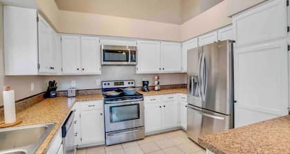 Pool, fireplace, 5 mi from West Gate.