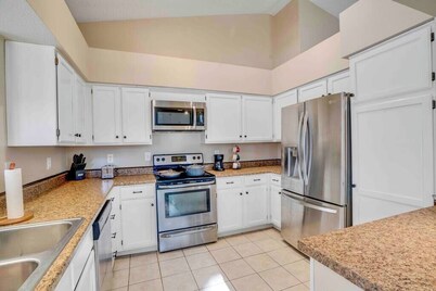 Pool, fireplace, 5 mi from West Gate.