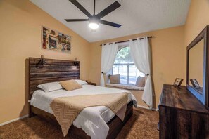 3 habitaciones, tabla de planchar con plancha, wifi y ropa de cama 