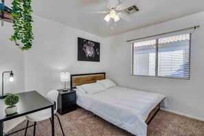 3 室のベッドルーム、アイロン / アイロン台、WiFi、ベッドシーツ