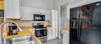 Great location! near shopping & entertainment