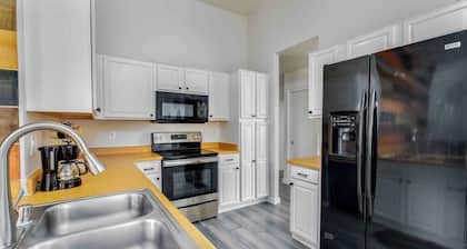 Great location! near shopping & entertainment