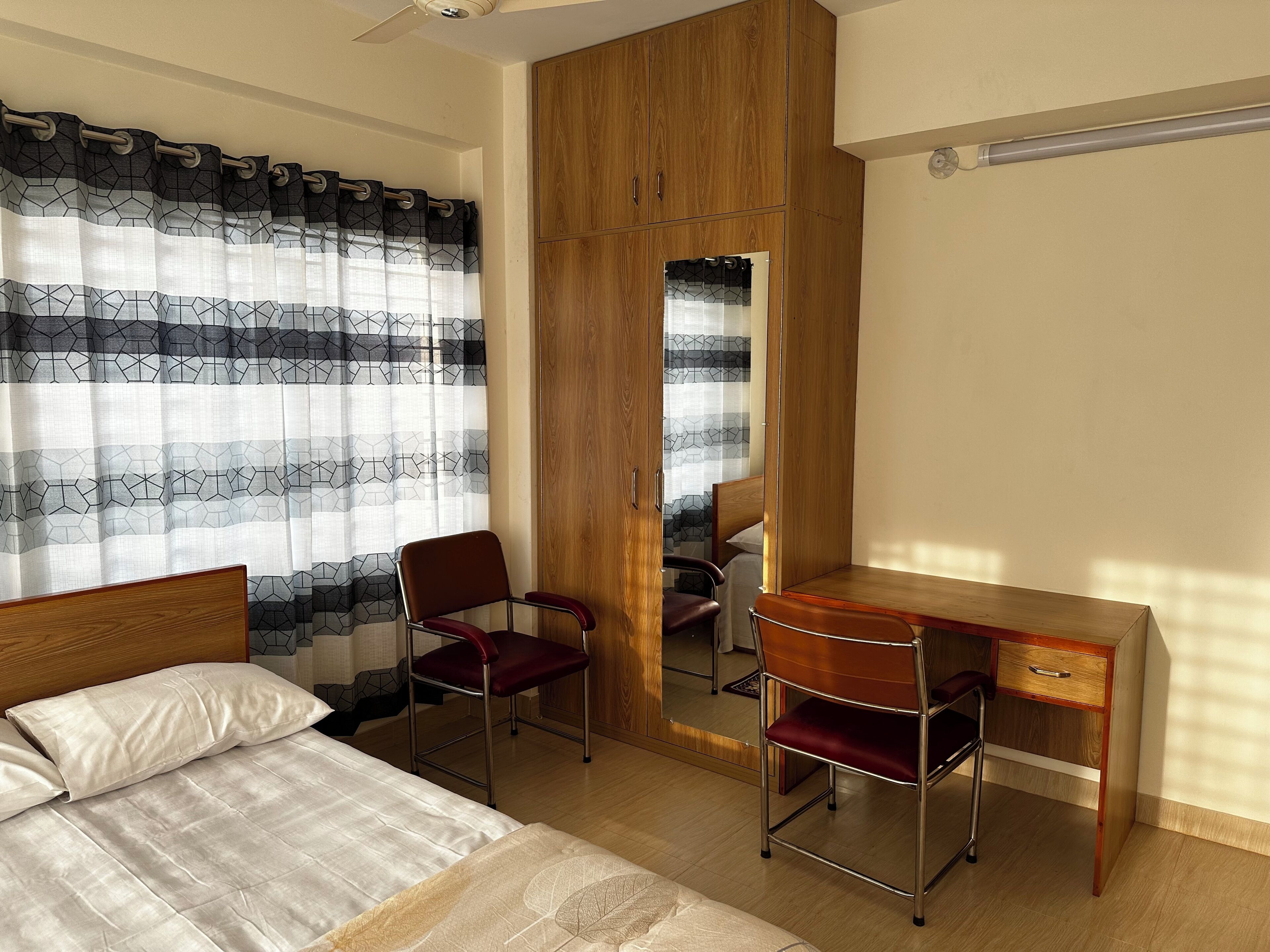 2 habitaciones, tabla de planchar con plancha, wifi y ropa de cama 