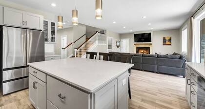 20+Group Getaways •Private Sauna & Hot Tub• Stunning Views!