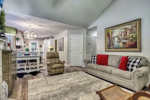 TV, fireplace - Convenient to Dollywood-Dinner Shows Two Bedroom Two Bathroom- Internet Access (Pigeon Forge)