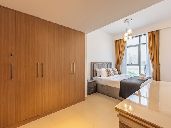 Apartamento luxo, sacada, vista para a cidade | 2 quartos, cofres nos quartos, ferros/tábuas de passar roupa