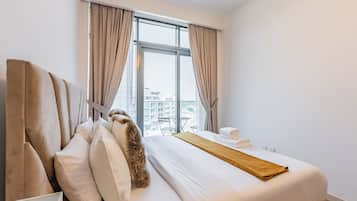 Apartamento luxo, sacada, vista para a cidade | 2 quartos, cofres nos quartos, ferros/tábuas de passar roupa