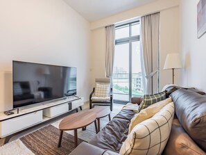 Deluxe-Apartment, Balkon, Stadtblick | Wohnzimmer