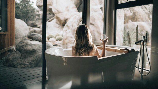 Private spa tub - Hotel Brockley Villa Near IGI Airport (New Delhi)