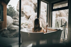 Private spa tub - Hotel Brockley Villa Near IGI Airport (New Delhi)