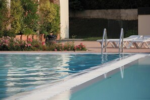 Outdoor pool - Hotel Brockley Villa Near IGI Airport (New Delhi)