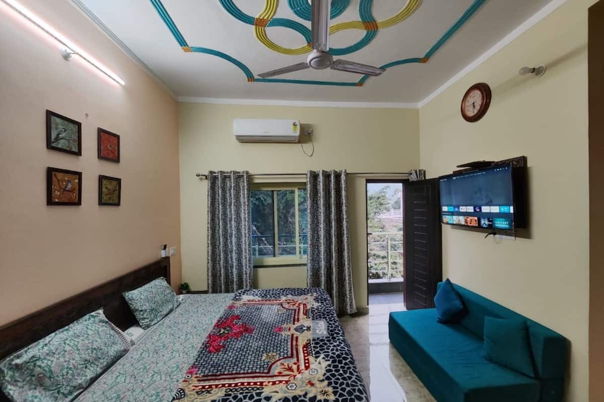 Soundproofing, free WiFi, bed sheets