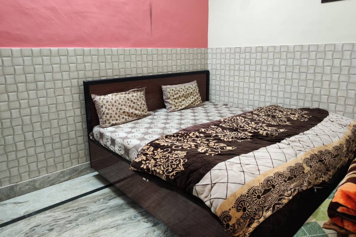 Soundproofing, free WiFi, bed sheets