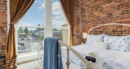 Historic 2BR Loft in the Heart of Newberg – The 1888