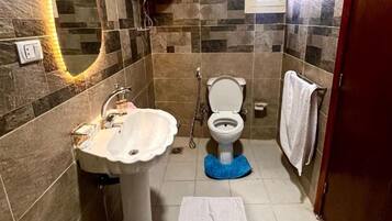 Habitación familiar | Baño | Artículos de higiene personal gratuitos, zapatillas, jabón y champú