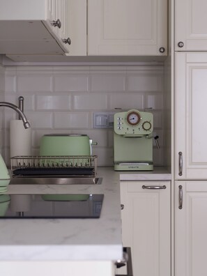 Kühlschrank, Ofen, Herdplatte, Geschirrspüler