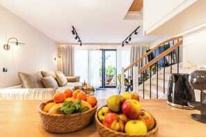 Täysikokoinen jääkaappi, mikroaaltouuni, uuni, liesi