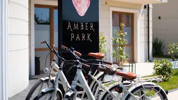 Ein Fahrrad vor einem Gebäude, an dem ein Schild mit der Aufschrift "AMBER PARK" befestigt ist.