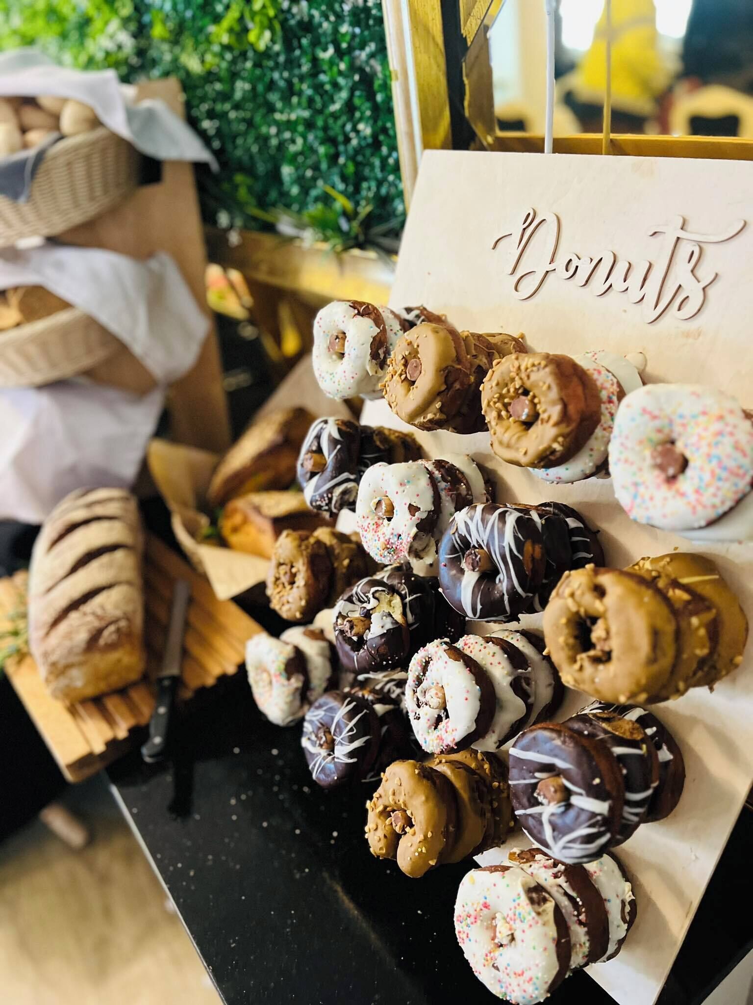 Variedad de rosquillas presentadas en una bandeja, con un letrero que dice 