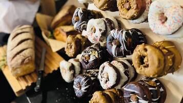 Variedad de rosquillas presentadas en una bandeja, con un letrero que dice