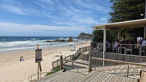 Ein Restaurant direkt am Strand mit Außenbereich und Meerblick.