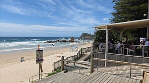 Un restaurante frente al mar con terraza al aire libre y vistas al océano.