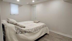 2 habitaciones, tabla de planchar con plancha, wifi y ropa de cama 