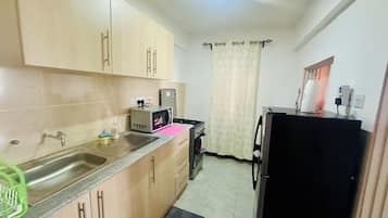 Réfrigérateur, micro-ondes, plaque de cuisson